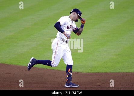 Houston, USA. Oktober 2021. Houston Astros Carlos Correa reagiert, nachdem er am Freitag, den 15. Oktober 2021, im 7. Inning des MLB ALCS im Minute Maid Park in Houston, Texas, einen Solo-Heimlauf erreicht hatte. Foto von John Angelillo/UPI Credit: UPI/Alamy Live News Stockfoto