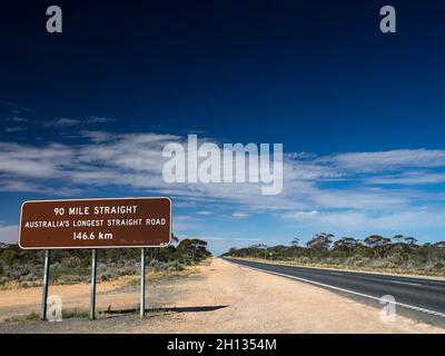 90 Meilen Geradeaus, Eyre Highway, Nullabor Plain, Westaustralien Stockfoto