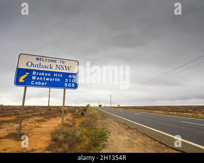 Willkommen beim Outback NSW-Schild auf dem Barrier Highway in der Nähe der südaustralischen Grenze westlich von Broken Hill Stockfoto