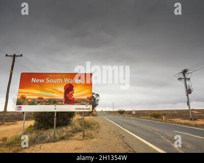 New South Wales grenzt an South Australia auf dem Barrier Highway außerhalb von Cockburn, westlich von Broken Hill. Stockfoto