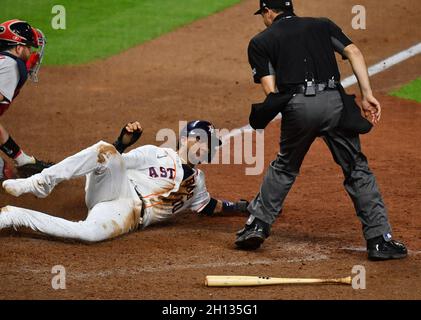 Houston, USA. Oktober 2021. Houston Astros erster Baseman Yuli Gurriel rutscht nach Hause, um am Freitag, den 15. Oktober 2021, im achten Inning im Spiel eins der MLB ALCS gegen die Boston Red Sox im Minute Maid Park in Houston, Texas, eine Opferfliege von Jose Altuve zu erzielen. Foto von Maria Lysaker/UPI . Kredit: UPI/Alamy Live Nachrichten Stockfoto