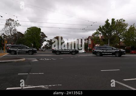 Melbourne, Australien, 16. Oktober 2021. Polizeifahrzeuge der öffentlichen Ordnung in der Nähe des Princes Park während eines Versuchs, eine „Stand gegen Tyrannei“-Kundgebung abzuhalten, die durch eine massive Polizeipräsenz im Carlton-Gebiet niedergeschlagen wurde. Melbourne meldete zum ersten Mal seit Tagen weniger als 2000 neue Fälle von COVID-19 und bewegt sich langsam in Richtung einer 80%igen Impfung und Wiedereröffnung. Quelle: Michael Currie/Speed Media/Alamy Live News Stockfoto