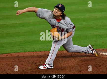 Houston, USA. Oktober 2021. Red Sox Pitcher Hirokazu Sawamura wirft im 8. Inning im Spiel eines der MLB ALCS gegen die Houston Astros im Minute Maid Park in Houston, Texas am Freitag, 15. Oktober 2021. Foto von Maria Lysaker/UPI . Kredit: UPI/Alamy Live Nachrichten Stockfoto