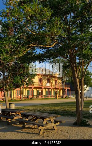 Ein glühender Sonnenuntergang in der Plaza Hall neben der historischen Mission San Juan Bautista CA Stockfoto