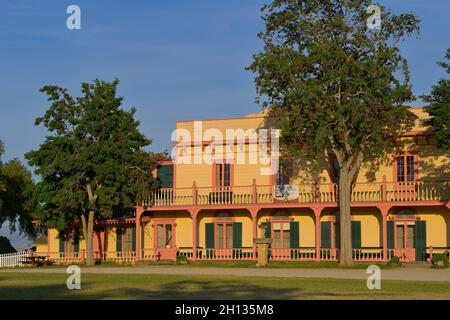 Ein glühender Sonnenuntergang in der Plaza Hall neben der historischen Mission San Juan Bautista CA Stockfoto