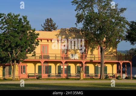 Ein glühender Sonnenuntergang in der Plaza Hall neben der historischen Mission San Juan Bautista CA Stockfoto