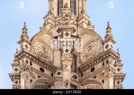 FRANKREICH - LOIRE-TAL - LOIR ET CHER (41) - SCHLOSS VON CHAMBORD - WESTTERRASSE : DETAIL DER ZENTRALEN LATERNE. DIE KÖNIGLICHEN SYMBOLE SIND LEGIONEN: INITIALEN Stockfoto