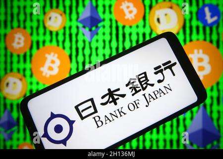 Ukraine. Oktober 2021. In dieser Abbildung ist das Logo der Bank of Japan (BOJ) auf einem Smartphone-Bildschirm zu sehen und im Hintergrund die Kryptowährungen Bitcoin, Ethereum, Litecoin und Dogecoin. Die Bank of Japan würde versuchen, eine digitale Währung der Zentralbank (CBDC) zu entwickeln, wie von den Medien berichtet wurde. Kredit: SOPA Images Limited/Alamy Live Nachrichten Stockfoto