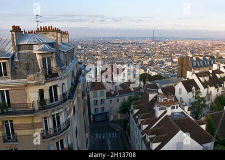 FRANKREICH. PARIS (75) XVIII EME ARRONDISSEMENT. GEBÄUDE AM MARCEL AYME-PLATZ, IM VIERTEL MONTMARTRE Stockfoto