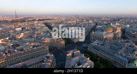 FRANKREICH. PARIS (75) LUFTAUFNAHME DES 2. UND 8. BEZIRKS. AM ERSTEN SIGHJT (LINKS NACH RECHTS), OPERA AVENUE UND SQUARE, BOULEVARD DES ITALIENS Stockfoto