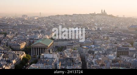 FRANKREICH. PARIS (75) 8. BEZIRK. LUFTAUFNAHME AUF DEN ERSTEN PLAN, RUE ROYALE STRASSE, LA MADELEINE PLATZ UND CAPUCINES BOULVARD Stockfoto