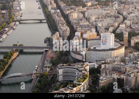 FRANKREICH. PARIS (75) LUFTAUFNAHME DES XVI TH BEZIRKS. DIE SEINE, DIE GRENELLE-BRÜCKE UND DAS MAISON DE LA RADIO Stockfoto