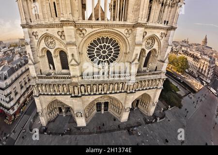 FRANKREICH. PARIS (75) KATHEDRALE NOTRE-DAME. AUF DER HÖHE DER GROSSEN GALERIE VON CHIMÄREN UND WASSERSPEIERN, DIE DIE BASIS DER TÜRME VERBINDET. AUF DER B Stockfoto