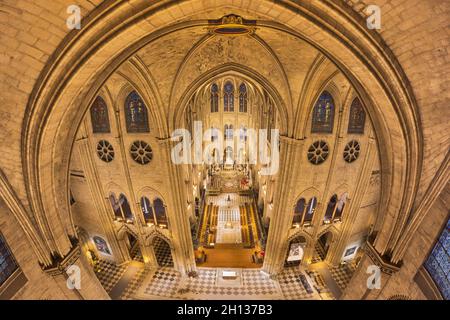 FRANKREICH. PARIS (75) KATHEDRALE NOTRE-DAME. DAS ZENTRALE QUERSCHIFF UND DER CHOR VOM KIRCHENSCHIFF AUS GESEHEN. OBEN DER MITTLERE KEYSTONE Stockfoto