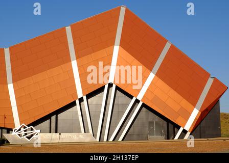 Spektakuläre Architektur des Karratha Red Earth Arts Precinct kurz vor Sonnenuntergang in Karratha, Pilbara, Westaustralien Stockfoto