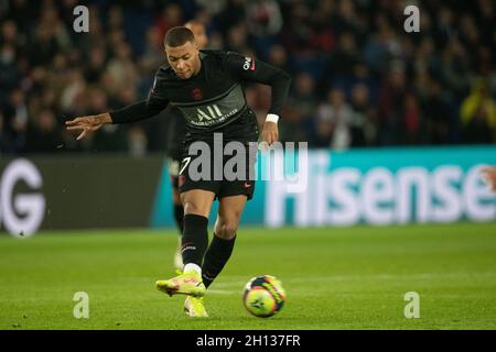 Paris, Frankreich. Oktober 2021. Kylian Mbappe von PSG während des Spiels der französischen Ligue 1 zwischen Paris Saint-Germain und Angers im Parc des Princes am 15. Oktober 2021 in Paris, Frankreich. Foto von Laurent Zabulon/ABACAPRESS.COM Quelle: Abaca Press/Alamy Live News Stockfoto