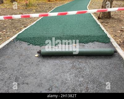 Gummibeschichtung für Laufband im Park. Weiche Beschichtung zum Joggen und Laufen. Nahtlose Gummibeschichtung aus Krummgummi. Stockfoto