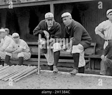 Grover Cleveland Alexander und Manager Pat Moran. Im Hintergrund sind Joe Oeschger, Possum Whitted, & Milt Stock, Philadelphia Phillies, 1915. Stockfoto