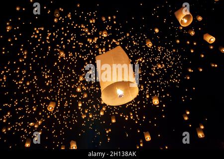 Schwimmende asiatische Laternen im Yee-Peng Festival, Chiang Mai Thailand Stockfoto