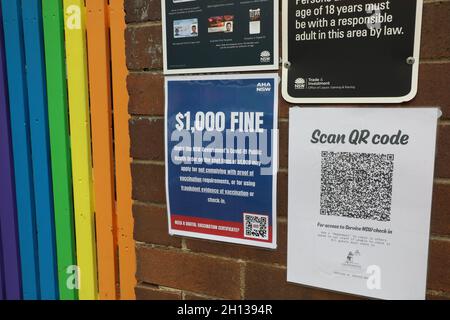 Sydney, Australien. Oktober 2021. Der sogenannte ‘Freedom Day’ fand am 11. Oktober statt, als sich Orte in New South Wales nur für geimpfte Menschen öffnen und ein System der Segregation und Apartheid eingeführt wurde. Etwa 75 % der Bevölkerung, die vollständig geimpft sind, werden an verschiedenen Orten zugelassen, die anderen 25 %, die nicht vollständig mit zwei Dosen geimpft sind, werden jedoch nicht zugelassen. Im Bild: Eingang zu einem Pub in Newtown mit QR-Code zum Scannen und Signieren einer Warnung vor einer Geldbuße von 1.000 Personen wegen Nichteinhaltung der Impfvorschriften. Kredit: Richard Milnes/Alamy Live Nachrichten Stockfoto