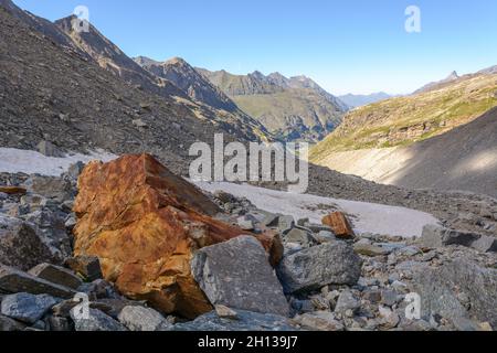 Felsige Berge in den italienischen Alpen im Nationalpark Grand Paradis. Stockfoto