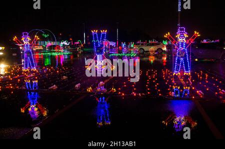 Ontario, Kanada. Oktober 2021. Am 15. Oktober 2021 fahren Menschen Autos, um eine Drive-Thru-Lichtshow in Richmond Hill, Ontario, Kanada, zu besuchen. Die Halloween-Lichtshow „Nights of Lights“ findet dieses Jahr vom 1. Bis 31. Oktober hier statt. Quelle: Zou Zheng/Xinhua/Alamy Live News Stockfoto