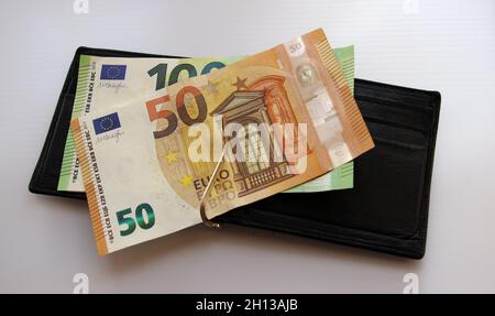 Geldbörse mit verschiedenen Euro-Banknoten Stockfoto