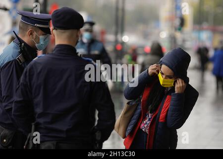 Bukarest, Rumänien - 13. Oktober 2021: Rumänische Polizisten und Jandarmi bitten Passanten, ihre Gesichtsmasken während der Pandemien von Covid-19 zu tragen. Stockfoto