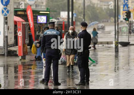 Bukarest, Rumänien - 13. Oktober 2021: Rumänische Polizisten und Jandarmi bitten Passanten, ihre Gesichtsmasken während der Pandemien von Covid-19 zu tragen. Stockfoto