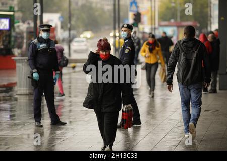 Bukarest, Rumänien - 13. Oktober 2021: Rumänische Polizisten und Jandarmi bitten Passanten, ihre Gesichtsmasken während der Pandemien von Covid-19 zu tragen. Stockfoto