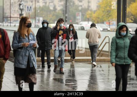 Bukarest, Rumänien - 13. Oktober 2021: Menschen tragen ihre Gesichtsmasken während der Pandemien Covid-19 an einem regnerischen Herbsttag. Stockfoto