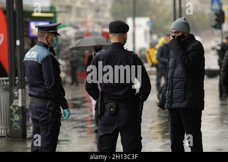 Bukarest, Rumänien - 13. Oktober 2021: Rumänische Polizisten und Jandarmi bitten Passanten, ihre Gesichtsmasken während der Pandemien von Covid-19 zu tragen. Stockfoto