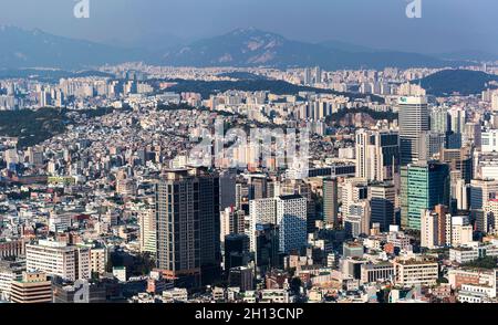 SEOUL - SEP 26: Panoramablick auf Seoul mit moderner Architektur, Business Center, Wolkenkratzern, Gebäuden und Stadtvierteln, Namsan Berg in Seoul Stockfoto