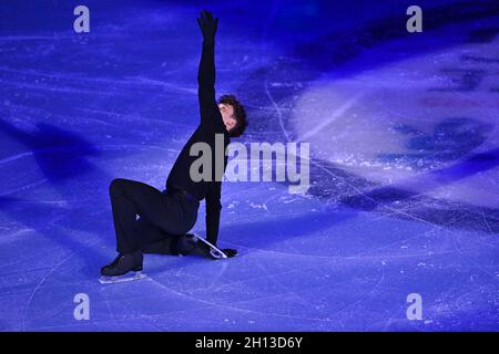 Peking, China. Oktober 2021. Lukas Britschgi aus der Schweiz tritt während der Abschlussgala der Experience Beijing Asian Open Figure Skating Trophy in Peking, der Hauptstadt Chinas, am 16. Oktober 2021 auf. Quelle: Chen Yichen/Xinhua/Alamy Live News Stockfoto