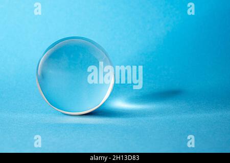 Glaskugel auf blauem Hintergrund, Glaskugel. Dekoration zu Weihnachten oder Neujahr Stockfoto