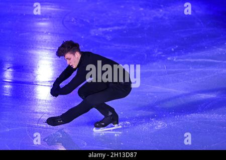 Peking, China. Oktober 2021. Lukas Britschgi aus der Schweiz tritt während der Abschlussgala der Experience Beijing Asian Open Figure Skating Trophy in Peking, der Hauptstadt Chinas, am 16. Oktober 2021 auf. Quelle: Chen Yichen/Xinhua/Alamy Live News Stockfoto