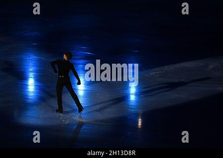 Peking, China. Oktober 2021. Lukas Britschgi aus der Schweiz tritt während der Abschlussgala der Experience Beijing Asian Open Figure Skating Trophy in Peking, der Hauptstadt Chinas, am 16. Oktober 2021 auf. Quelle: Chen Yichen/Xinhua/Alamy Live News Stockfoto