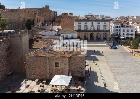 Cáceres Spanien - 09 12 2021: Atemberaubende Luftaufnahme auf der Plaza Mayor in der Innenstadt von Cáceres, Arco de la Estrella und anderen historischen Gebäuden Stockfoto