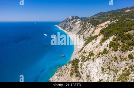 Lefkada, Griechenland. Abgelegener weißer Egremni-Strand mit einsamem Luxus-Yacht-Boot an der türkisfarbenen Bucht am Ionischen Meer Stockfoto