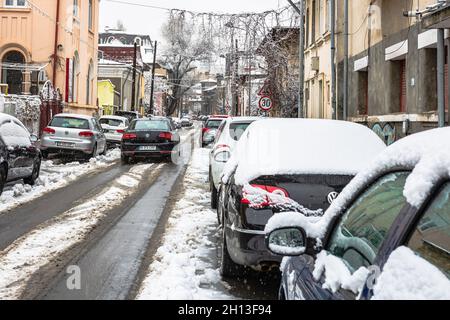 BUCHARE, RUMÄNIEN - 01. Sep 2021: Der Schnee auf Autos am Morgen. Bukarest, Rumänien, 2021 Stockfoto