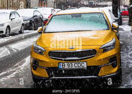 BUCHARE, RUMÄNIEN - 01. Sep 2021: Der Schnee auf Autos am Morgen. Bukarest, Rumänien, 2021 Stockfoto