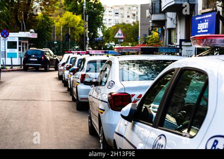 BUCHARE, RUMÄNIEN - 01. Sep 2021: Die Polizeiautos parken in einer der zentralen Straßen der Stadt. Bukarest, Rumänien, 2021 Stockfoto