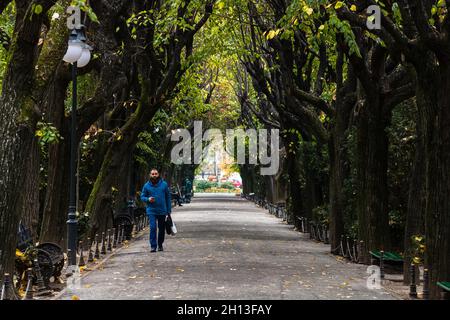 BUCHARE, RUMÄNIEN - 01. Sep 2021: Die Menschen, die im Cismigiu Park spazieren. Bukarest, Rumänien 2021 Stockfoto