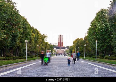 BUCHARE, RUMÄNIEN - 01. Sep 2021: Die Menschen, die im Carol Park spazieren. Bukarest, Rumänien Stockfoto