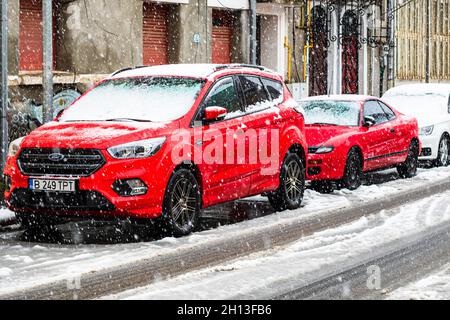 BUCHARE, RUMÄNIEN - 01. Sep 2021: Der Schnee auf Autos am Morgen. Bukarest, Rumänien, 2021 Stockfoto