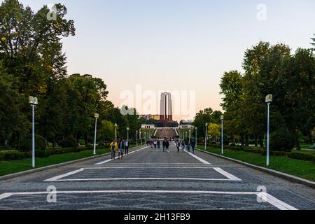 BUCHARE, RUMÄNIEN - 01. Sep 2021: Die Menschen, die im Carol Park spazieren. Bukarest, Rumänien Stockfoto