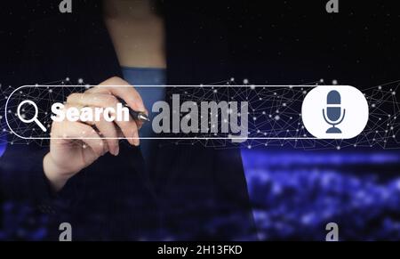 Hand halten digitale Grafik Stift und Zeichnung digitale Hologramm Suchdaten Zeichen auf Stadt dunkel verschwommen Hintergrund. Internetdaten Werden Durchsucht. Web-Browsing Stockfoto