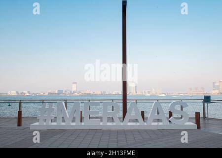 Dubai, VAE - 15. Februar 2020: Hashtag meraas auf der Blauen Wasserinsel mit riesiger Metallstruktur und Riesenrad, auch Ain Dubai (Dubai Eye) genannt, Freizeit- und Reisespot in Dubai in der Nähe des JBR-Strandes Stockfoto