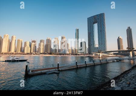 Dubai, VAE - 15. Februar 2020: Marina JBR Beach hohe Gebäude mit Meereswasser. Urban Arabian Architectural Excellence. dubai Marina von der Ain Dubai in Blue Water Inseln gefangen Stockfoto