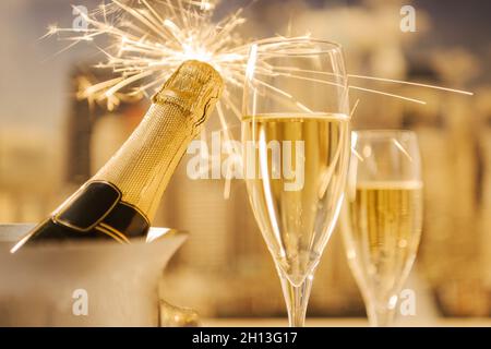 Zwei Sektgläser und eine Flasche mit einem Glitzereffekt auf der Oberseite Stockfoto